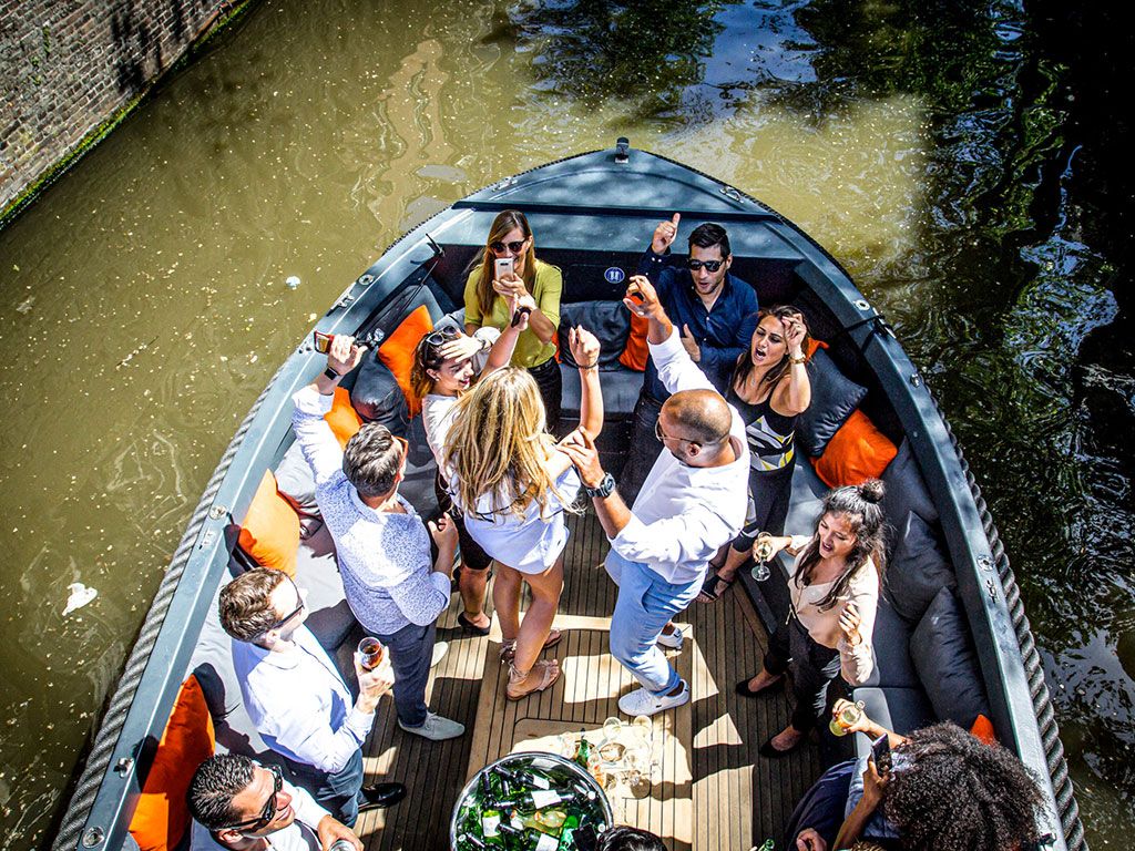Burger & Drinks tijdens het varen, 100% genieten dus!